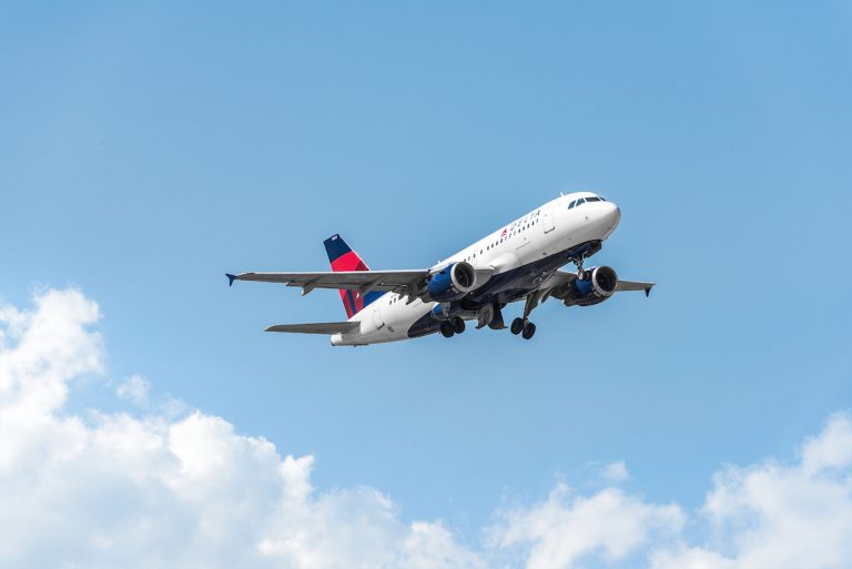 Delta A319 departing