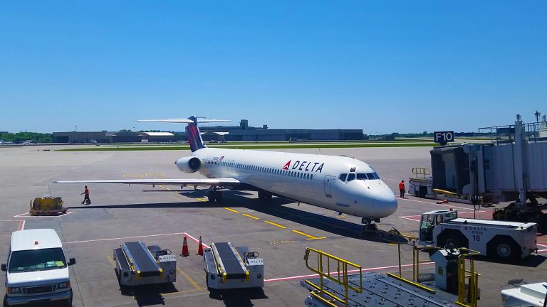 Delta MD-88 sitting in Minneapolis airport.